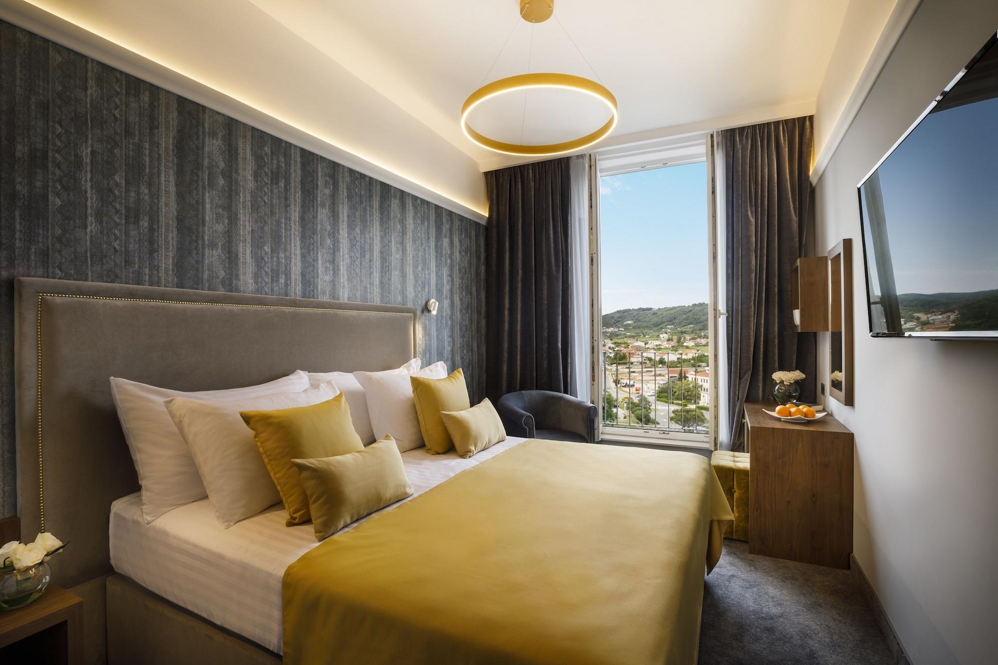 Imperial Valamar Collection Hotel Rab Town Exterior foto